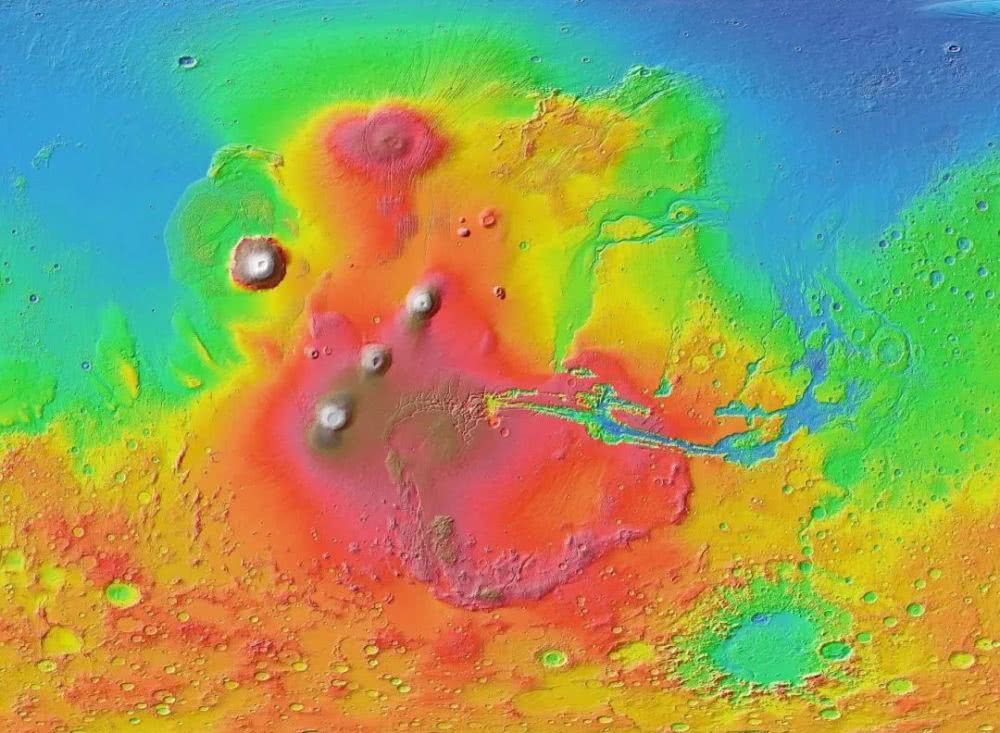 火星侦察轨道器获取的火星地表彩色图像,塔尔西斯火山群排成一线,西北