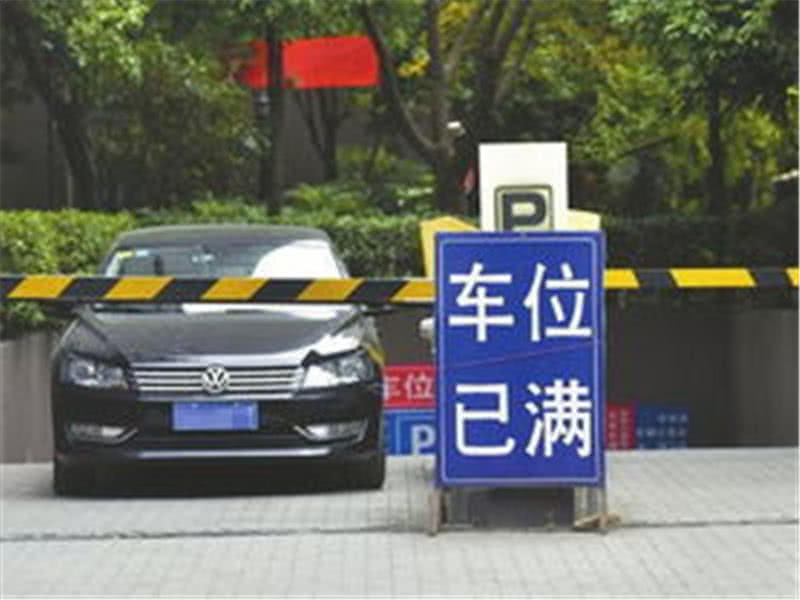 女子21万买一车位,下车不走“正路”全靠爬!车主:你来试试! 金沙bbin网页版