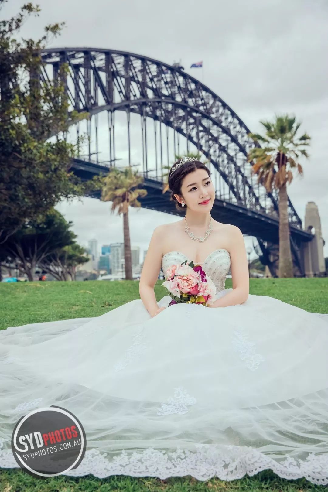 坐着婚纱照_坐着的婚纱照美女(2)