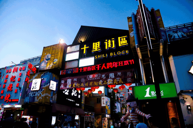 看着虾子的尾巴翘的老高的 还有色彩缤纷种类繁多的各式小吃!