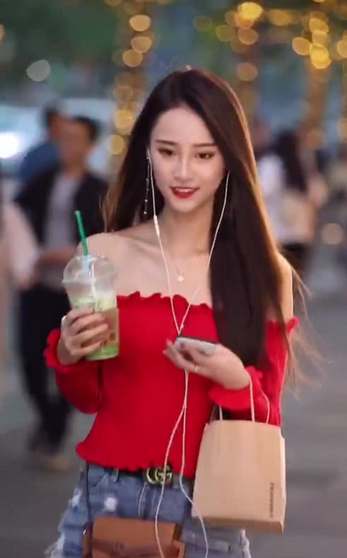 抖音上有好多的小哥哥小姐姐,因晒出自己的小视频后而走红,图中的这个