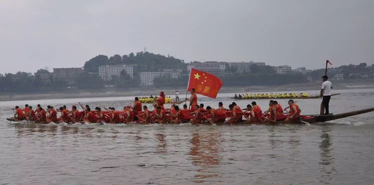 沅陵镇党委,政府在龙舟广场大看台隆重举行龙舟"上红"仪式,备战2019年