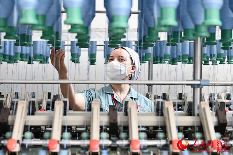 5月28日,工人在宁波镇海骆驼街道一纺纱企业的车间工作.