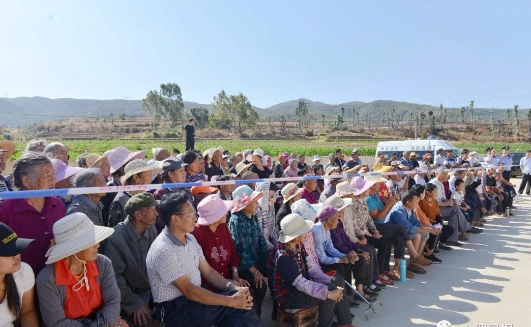 旁听村民今年,云南省天气干旱,森林火灾高发频发,为了向群众进行森林