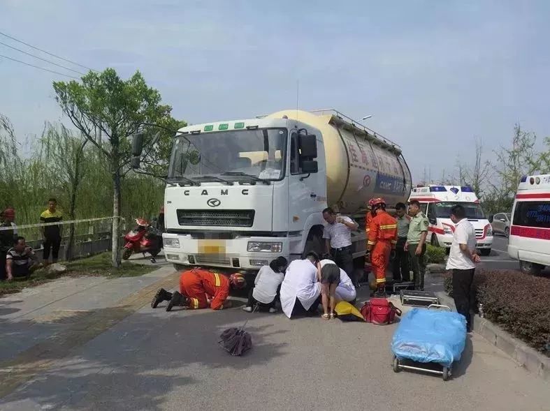 男子特意赶去围观车祸现场.结果自己也被撞了