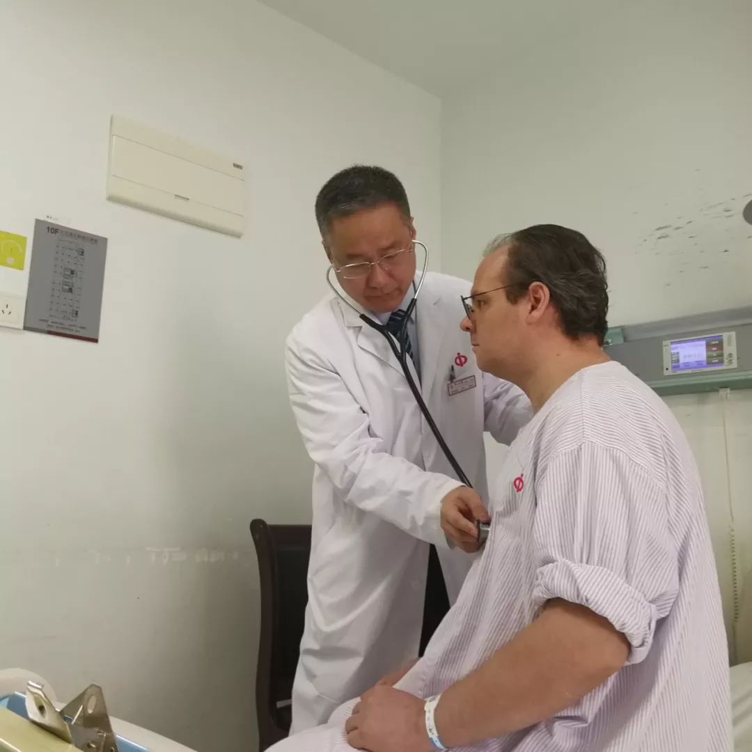吴钟凯教授为患者进行心脏听诊检查