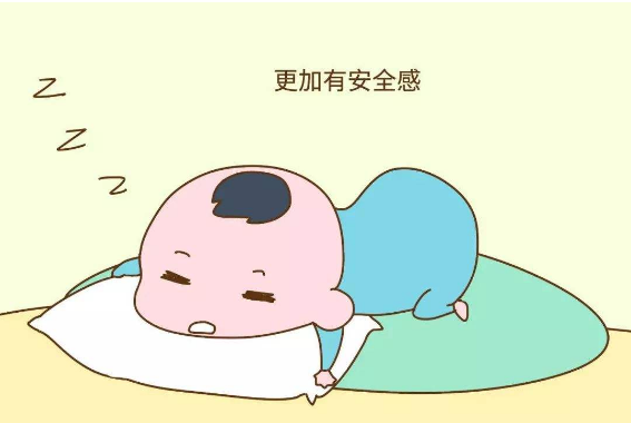                     新生儿睡姿大有讲究，关乎宝宝健康，这2种优缺点要早知道！