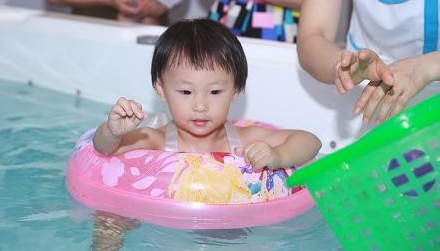                     婴儿游泳按照这种方式，好处更多！你get到了吗？