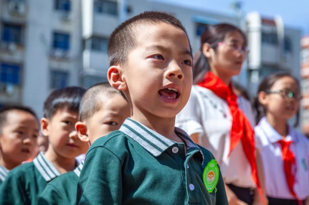 童心永向党 时刻准备着 ——银杏小学一年级新生入队活动