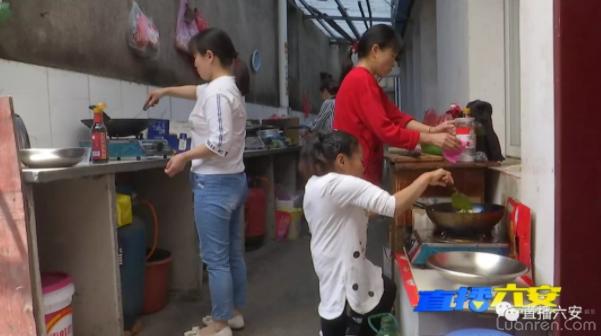 看到这位毛坦厂陪读妈妈,我忍不住流下了眼泪