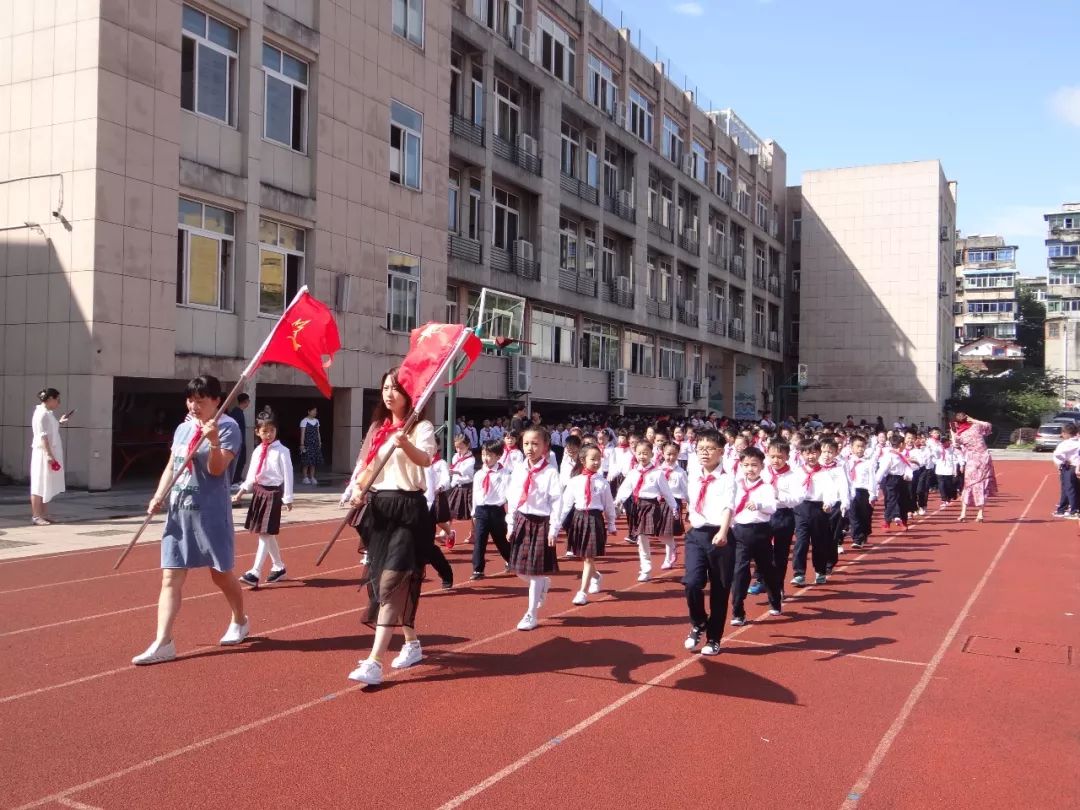 桐庐县实验小学第二次少代会暨一年级入队仪式