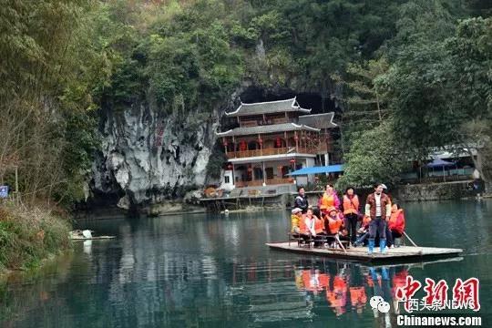 图为游客在位于广西西北部的河池市凤山县三门海生态旅游区游览.