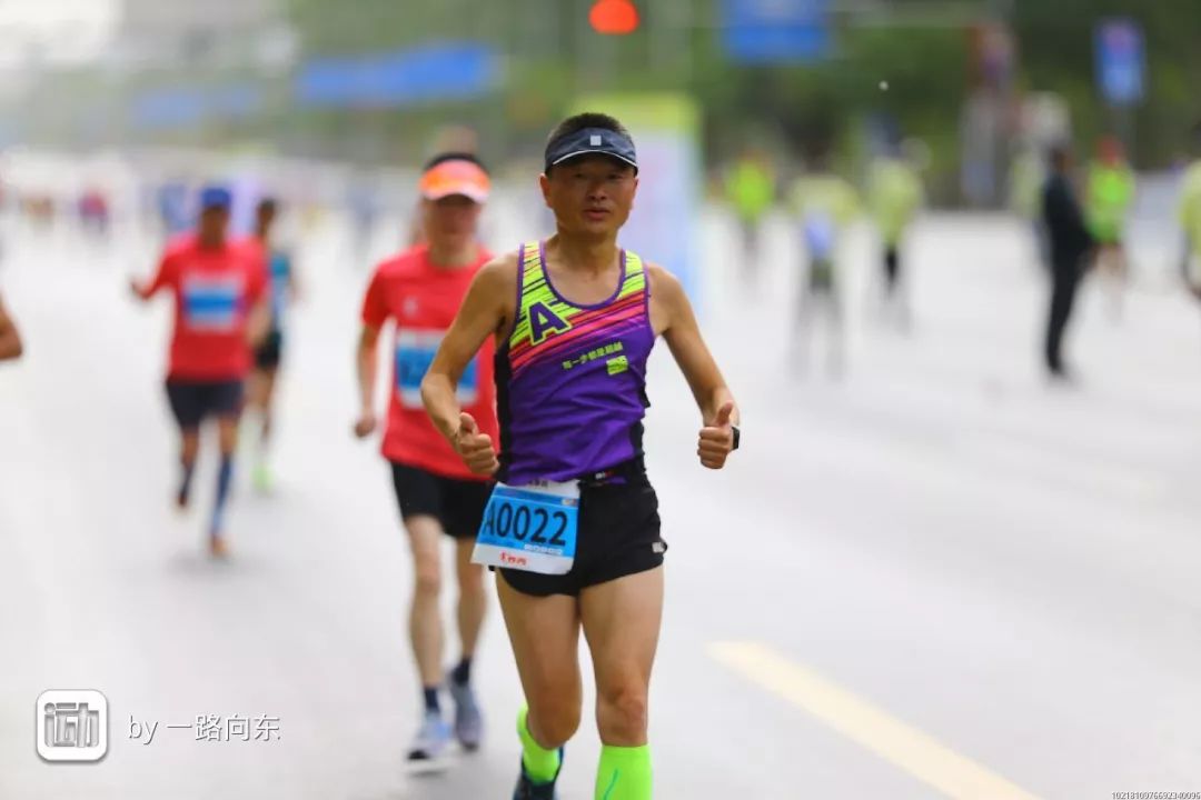 擂主和最飒跑友擂主卢志毅—完赛成绩:2:37:48"赛道宽阔,起伏较小