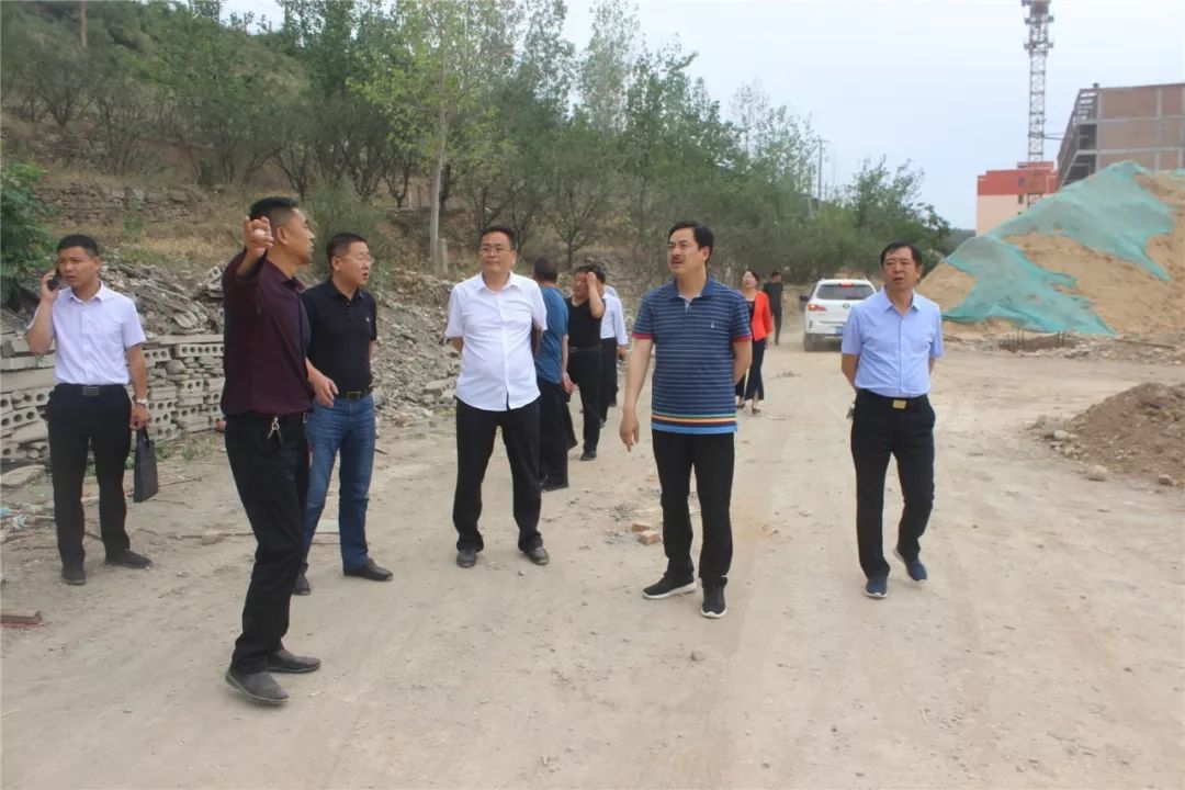 相关职能部门到尹庄镇调研铁路沿线安全工作,镇党委书记张博等陪同