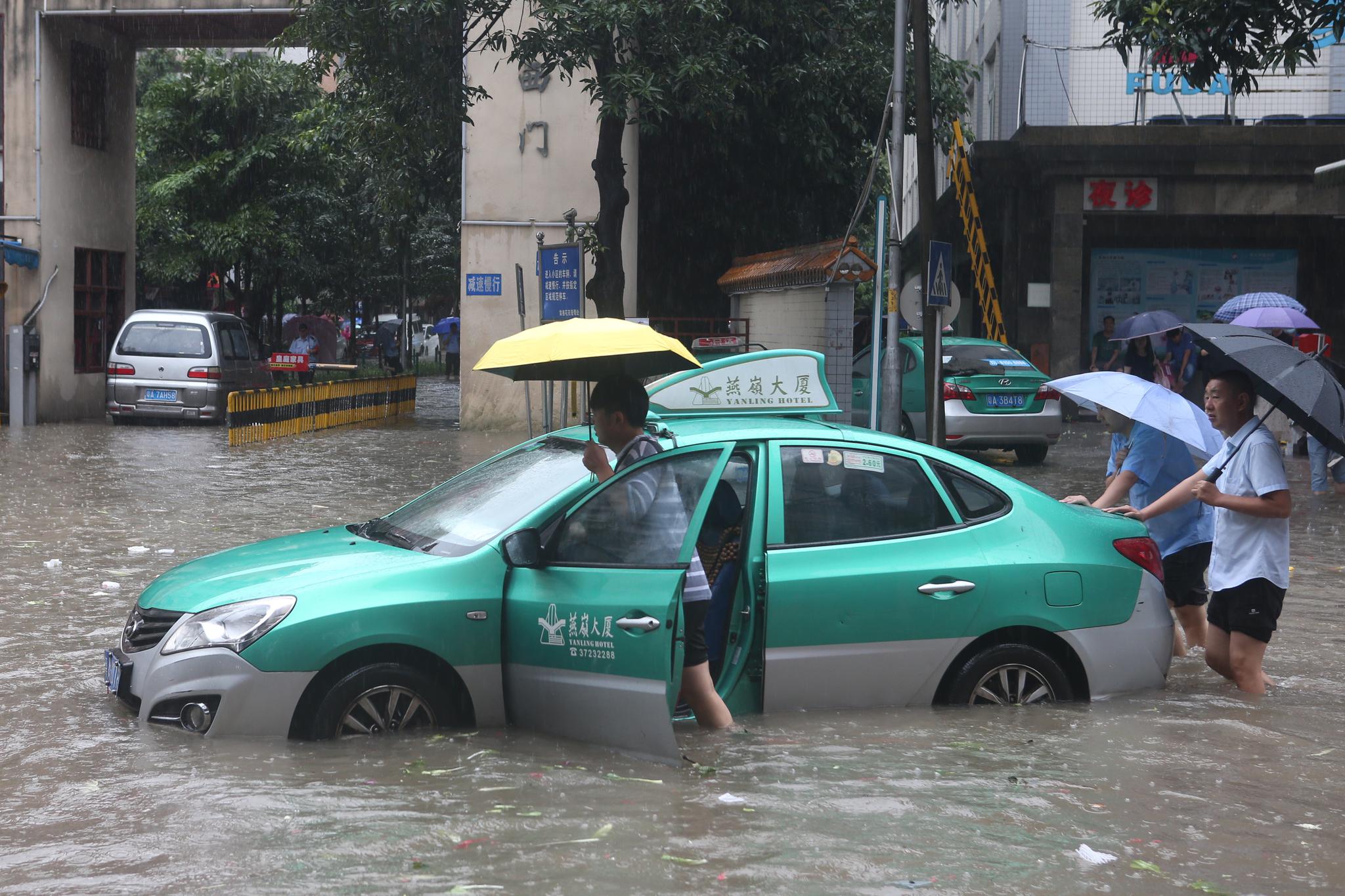 广州突发特大暴雨 部分道路积水严重
