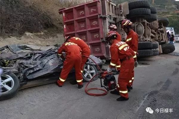 惨烈!楚雄禄丰一路段交通事故轿车被压扁.