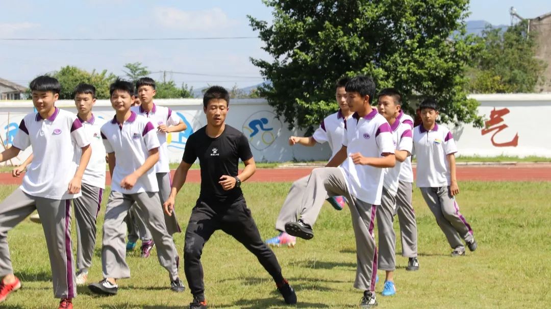 丰富校园生活,强健学生体魄,营造快乐的学习环境,更是澄江中学特色大