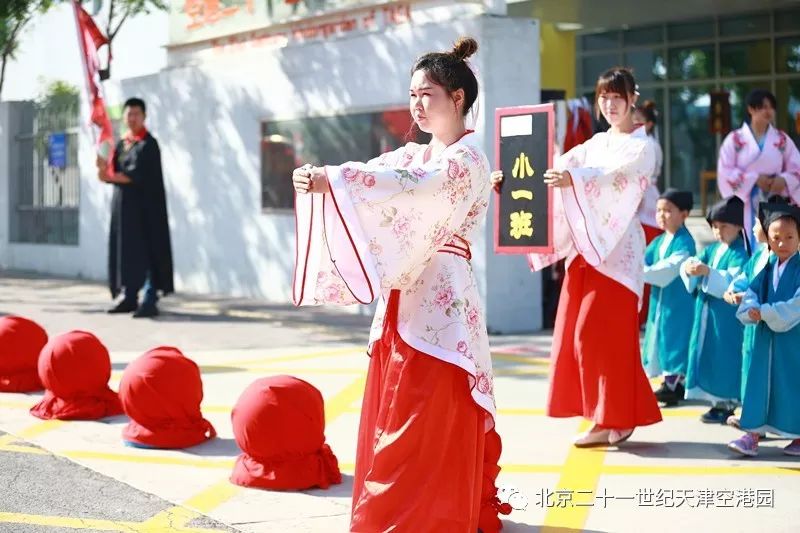 通过多种益智游戏让幼儿对中华文化的精髓和传统礼仪有了初步的认识