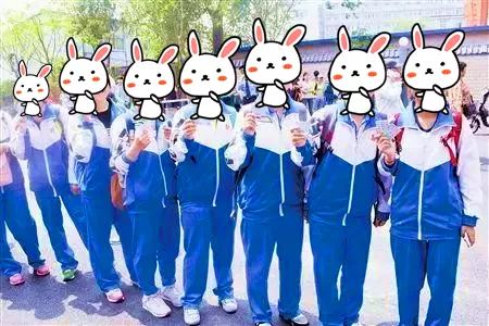 作为" 天津市五所"之一的耀华中学,在校服设计上采用"接地气"的 海河