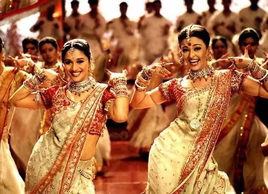 印度舞种类繁多,大致分为古典舞,民间舞和宝莱坞舞蹈(电影舞蹈).