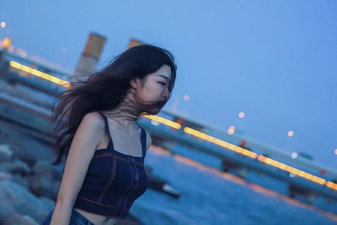 正是因为这个"特殊"的时刻,俞赫璇将它写进了歌里,这也是《冷奴》的