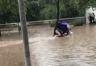 局部大暴雨 小时最大雨强40-60毫米, 累计雨量80-120毫米, 局部150