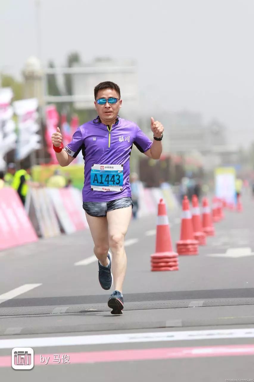 擂主和最飒跑友擂主卢志毅—完赛成绩:2:37:48"赛道宽阔,起伏较小