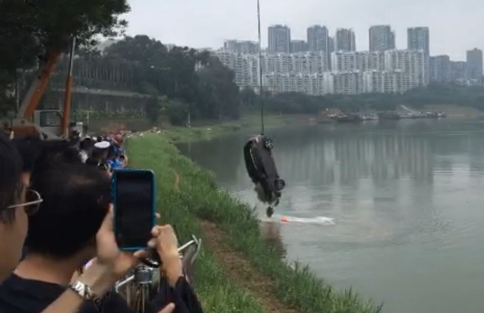 坠入邕江小车被打捞出水,车里没有人!救援人员仍在江面上寻找生命迹象 se五月天