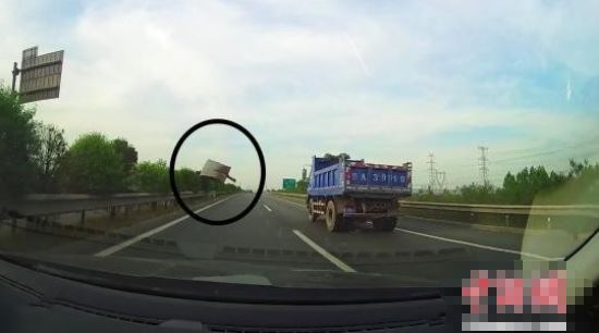 山西丨轿车正常行驶,前方货车突然掉东西,砸碎挡风玻璃! 99真人官网