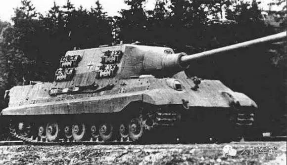 ��ҷǳ���Ϥ��Dϵ̹��֮���Ի�����  �¹���1943��2�¿�ʼ���ơ��Ի���̹�˼߻�����ͬ��10��20�գ������ľ��ģ�͸�ϣ������飬�������Ŀ����Զ����֧Ԯ������װ��ս��������1944��2��һ������������ԭ�ͳ���һ���ǲ���������װ�ã���8����������ɣ�����һ���Ǻ��������װ�ã���9����������ɣ���