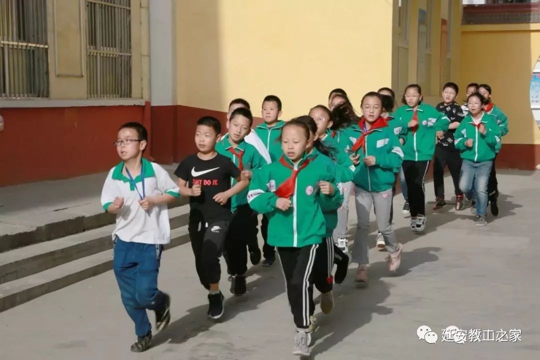 菁菁校园我向前 绿荫场上奋力搏——黄陵县桥山小学