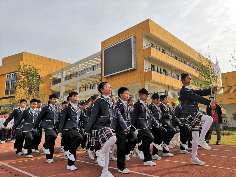 锦艺实验小学建健康学校育阳光少年