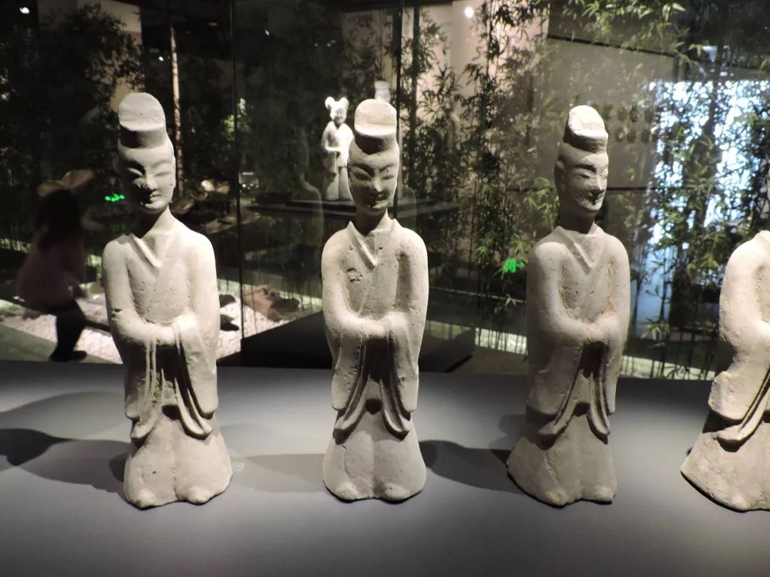 青瓷与人俑南京六朝博物馆，展出了六朝时期的瓦当、俑、青瓷等文物，好