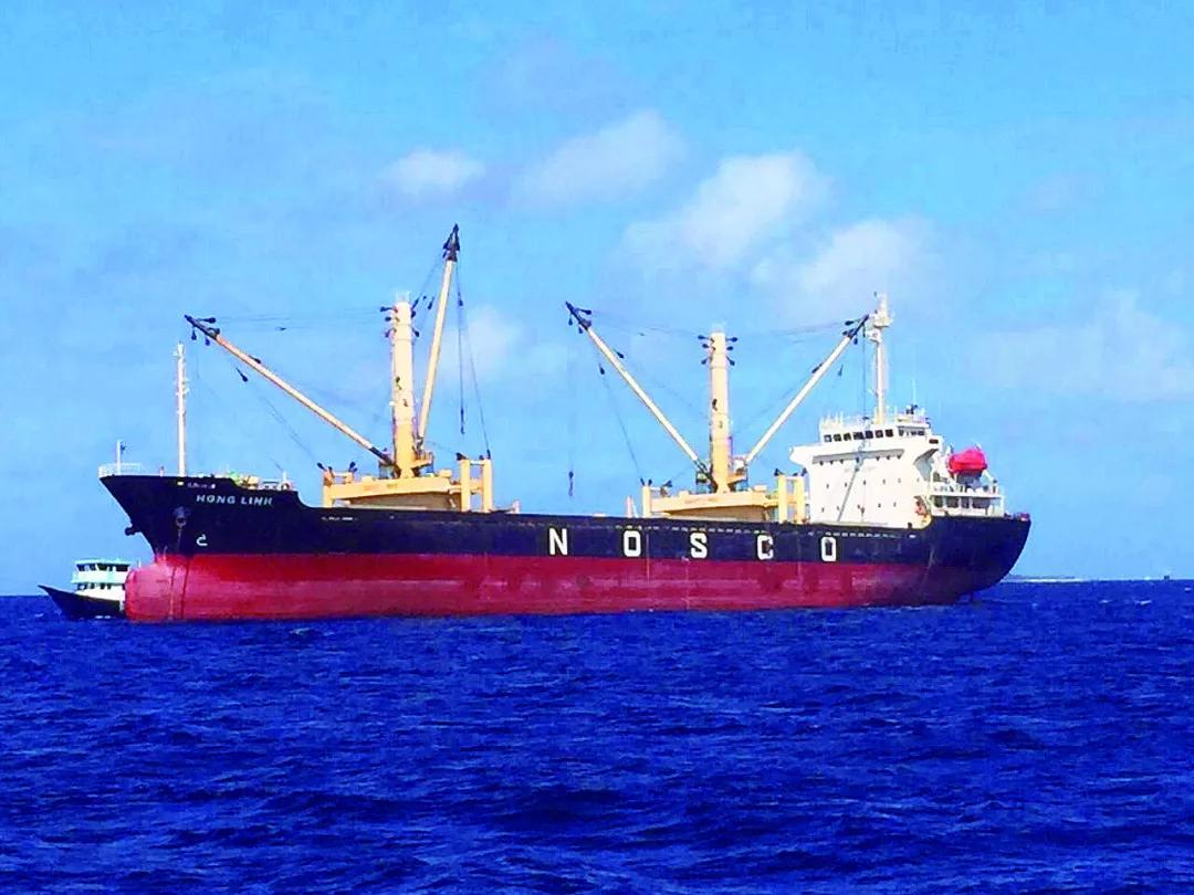 马尔代夫海上的货船