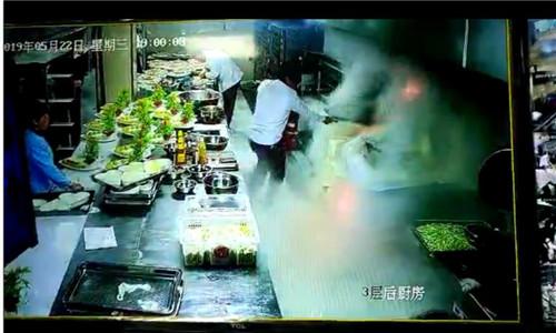 油锅着火正确灭火方法2种 f3309650d668481992c21ca68246b95f.jpeg