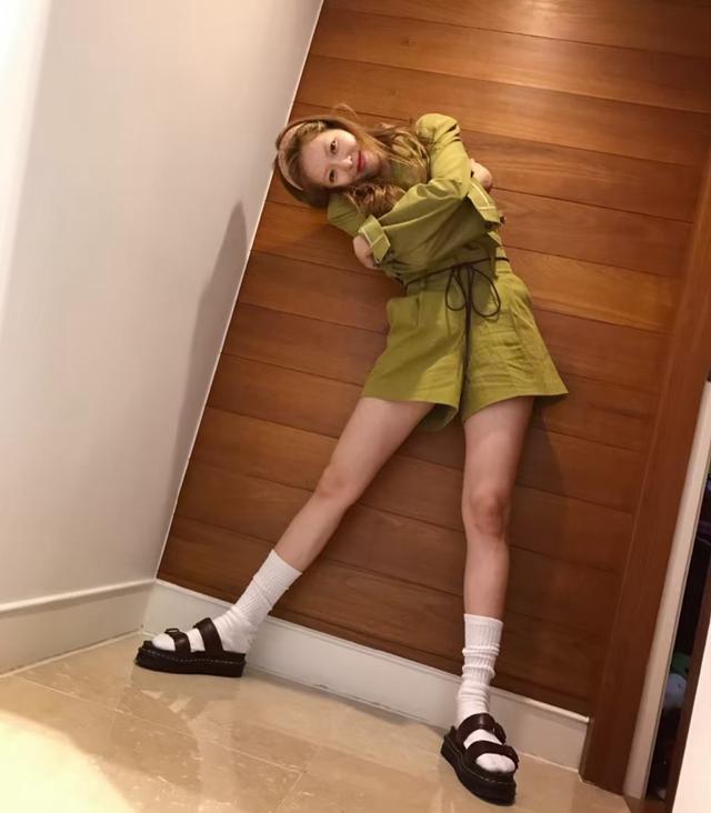 金泫雅终于穿裙子了!白色少女裙配渔夫帽,比玫瑰花还娇艳动人 乐虎国际在线客服