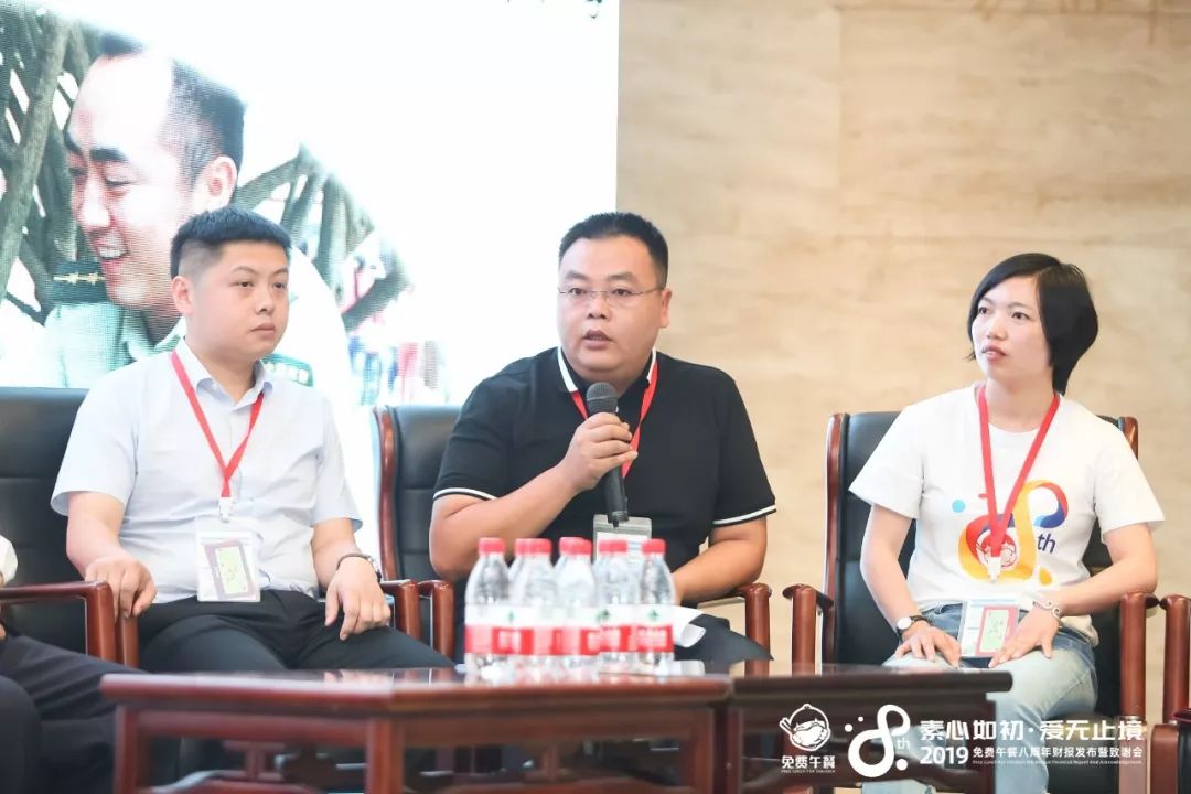 云南省文山州马关县教育体育局陈涛副局长(中)