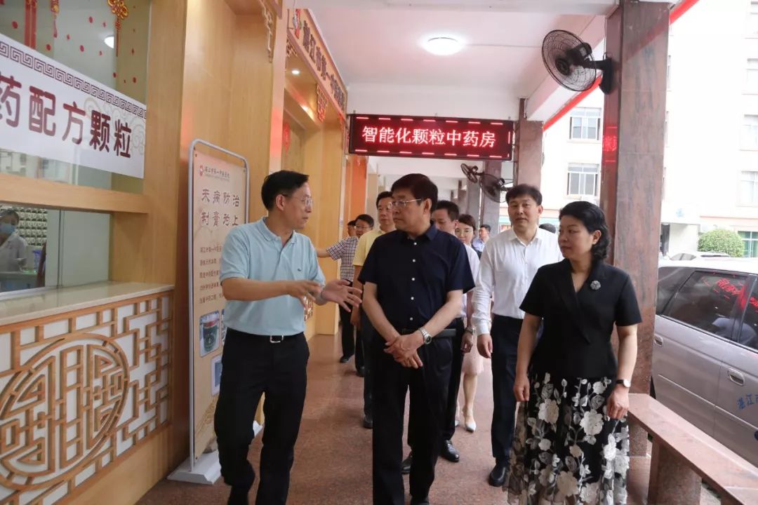 威海市副市长高书良在湛江市副市长崔青陪同下考察湛江市第一中医院