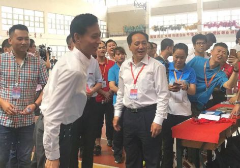 泉州师范学院党组书记朱世泽为比赛投镖