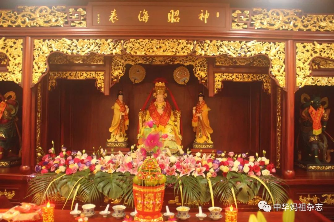 穿过了妈祖文化大讲堂,在靓丽的湄洲女导引下,驻足妈祖行宫,凝注雍容