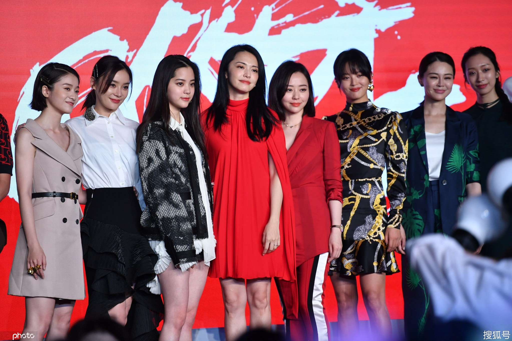 欧阳娜娜穿热裤秀出白皙美腿,妆容显得颇为妩媚 辛芷蕾