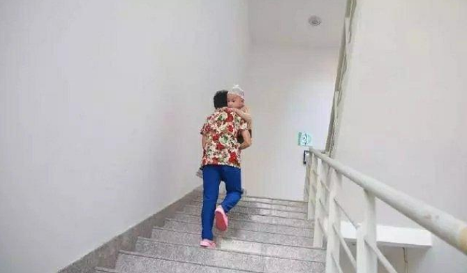                     2岁男童重度烫伤，救回一命，妈妈逼其每天爬48楼，做得对吗？