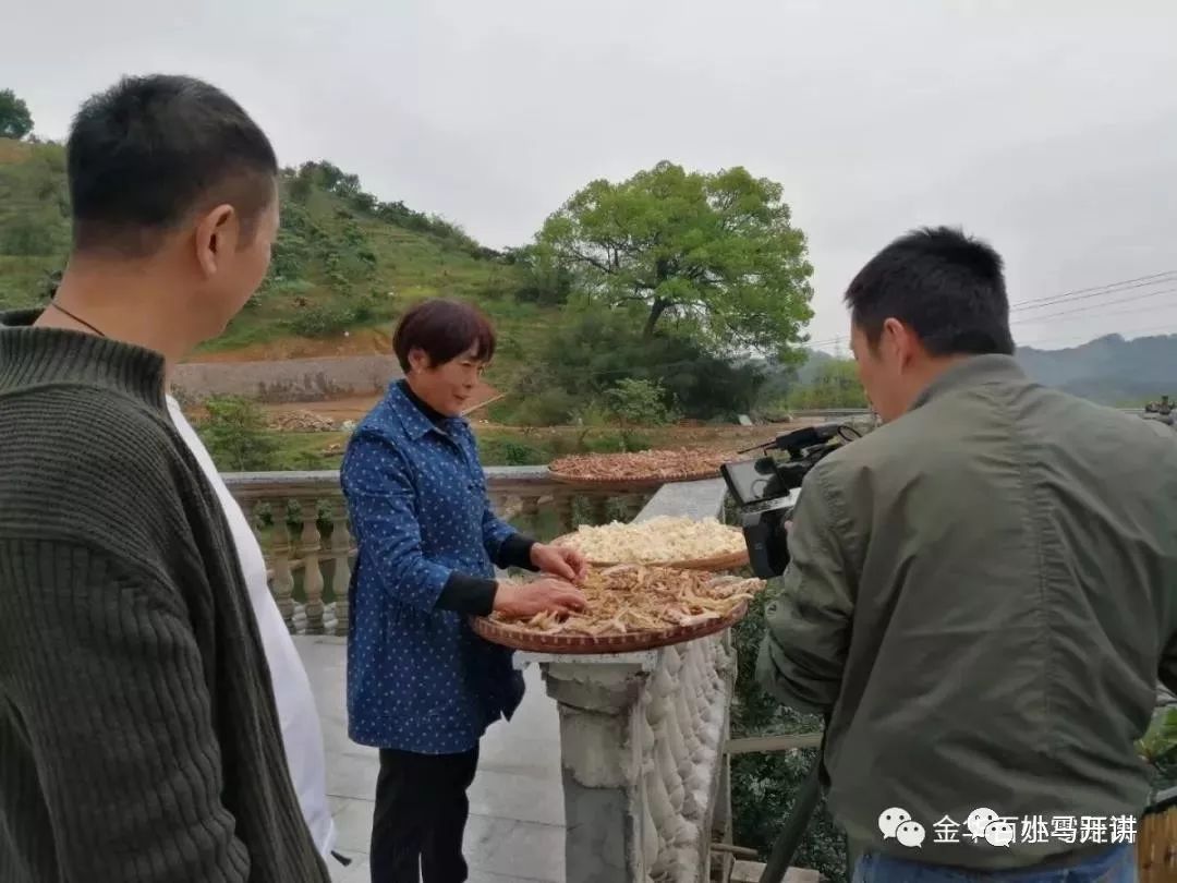 栏目组一行三人,分别是《走遍中国》编导哈敏,栏目主持人薛锦辉和摄像