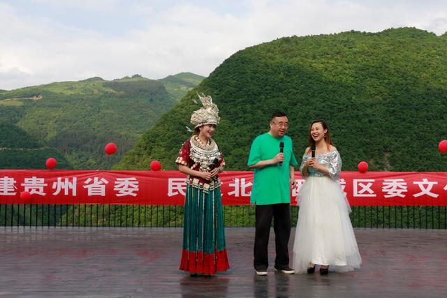 原创周融儿那威深受黄大发事迹感动赵保乐现场挥毫泼墨 亚洲顶尖色
