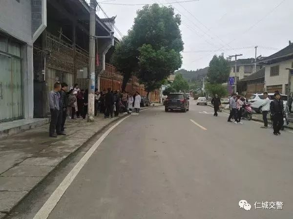 5月20日,石阡县坪山乡街上发生险情,一轿车驾驶员开车走神撞上马路边