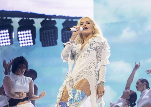 28岁的英国女歌手瑞塔·奥拉(rita ora)在利物浦表演