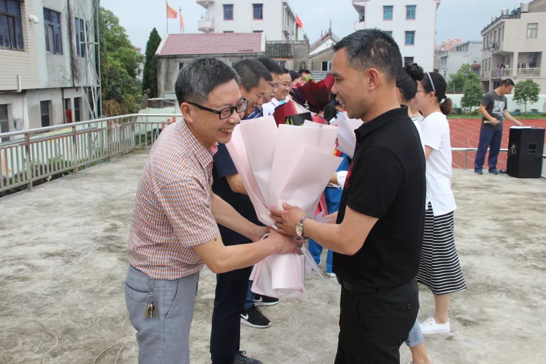 曾经的学生(在校老师)向以前在校学习时的班主任献花03黄成省校长作