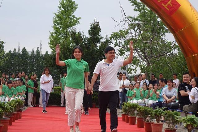 临颍:南街学校五星级学生走上红地毯