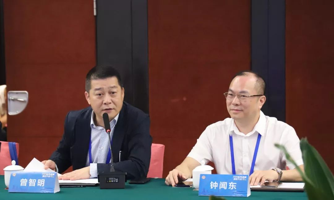 客青会创会会长,香港客属总会执行主席曾智明(左)与广东省客联执行