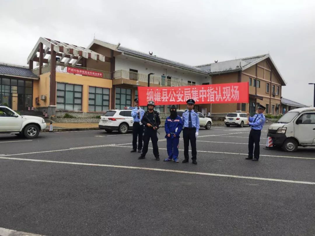 40余名犯罪嫌疑人押经环城路,新法院,二中路等繁华路段到达县文化广场